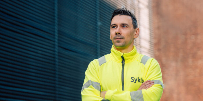 Antti Mattila seisoo seinän edessä. Jätehuolto Oulu