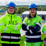 Vuoden 2023 kesätyöntekijät ja kesämestari kukkulan huipulla.