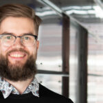 Lähikuva Eero Martikaisesta valoisassa aulatilassa.