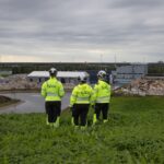 Syklon työntekijät seisovat Jääränpiston huipulla.