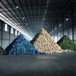 Biokomposiitista ja muovigranulaatista muodostettuja pyramidirakenteita teollisuushallissa.