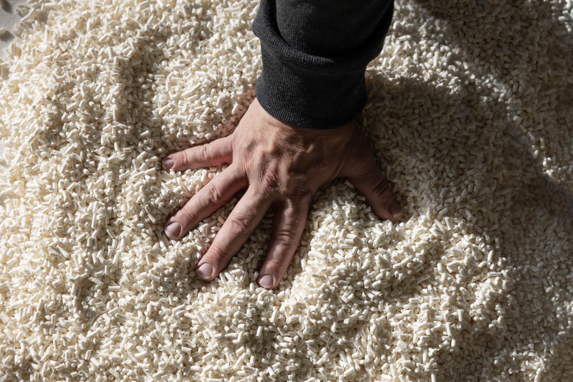 Käsi Syklocomp-biokomposiitin seassa.