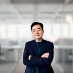 David Yang, Technical Liaison Officer, seisoo toimistomiljöössä.