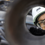 Nainen kurkistaa kovamuoviputken päästä kameraan